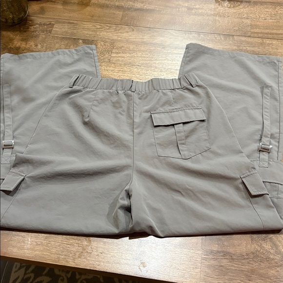 Halara Wide Leg Cargo Pants in Gray Size Medium. Like new! - Picture 3 of 10